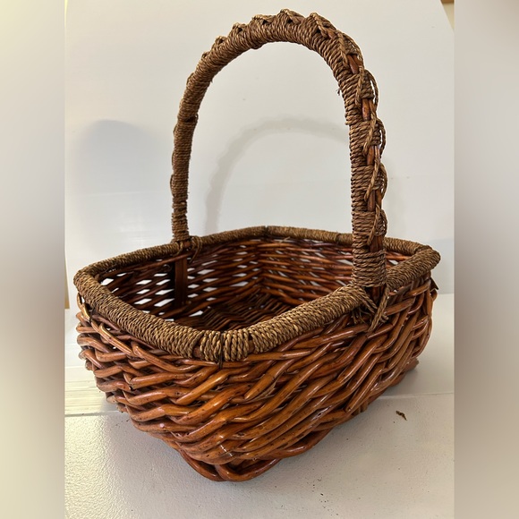 🟣 $11 SUPER SALE 🟣 WOVEN BASKET with woven handle - Picture 5 of 5